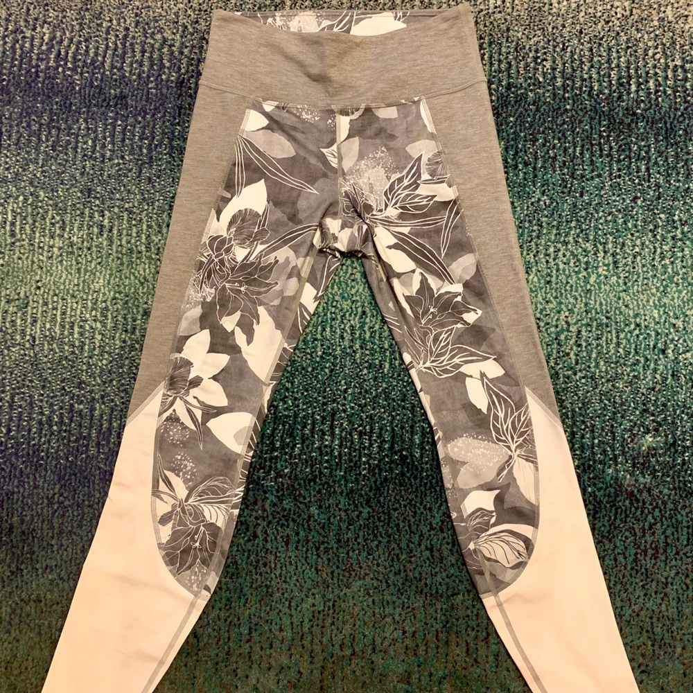Athlete Medium Leggings. Floral grey and white